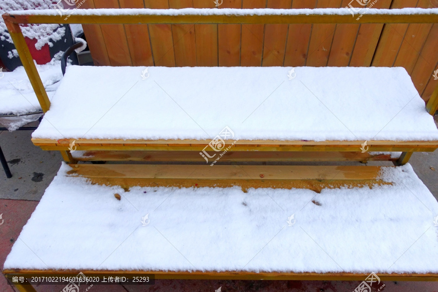 白雪,木椅