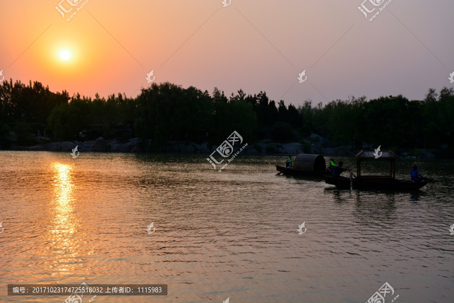夕阳下泛舟湖中