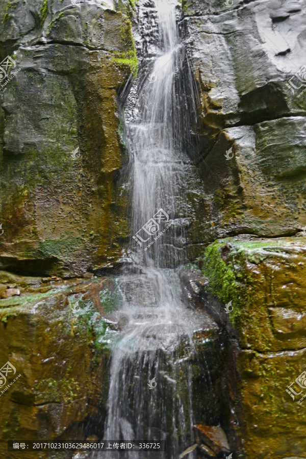 山泉瀑布,清澈山溪,巖溶泉水