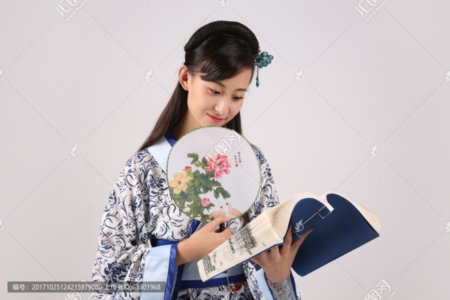 古风女人在看一本书