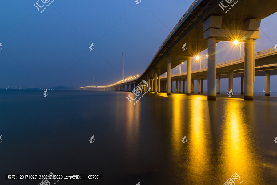 夜晚的深圳湾大桥