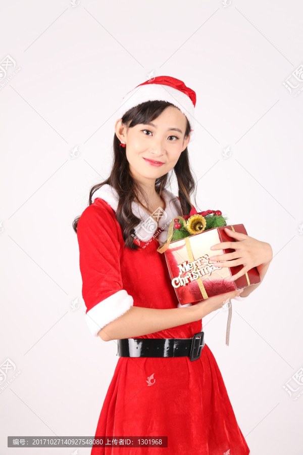 微笑着抱着圣诞礼物的女人