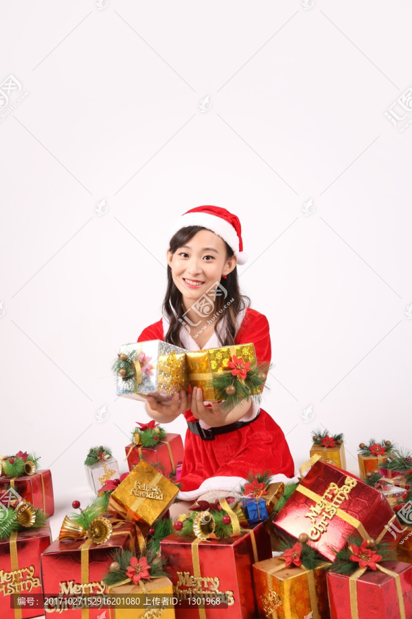 漂亮女人微笑着拿着圣诞礼物
