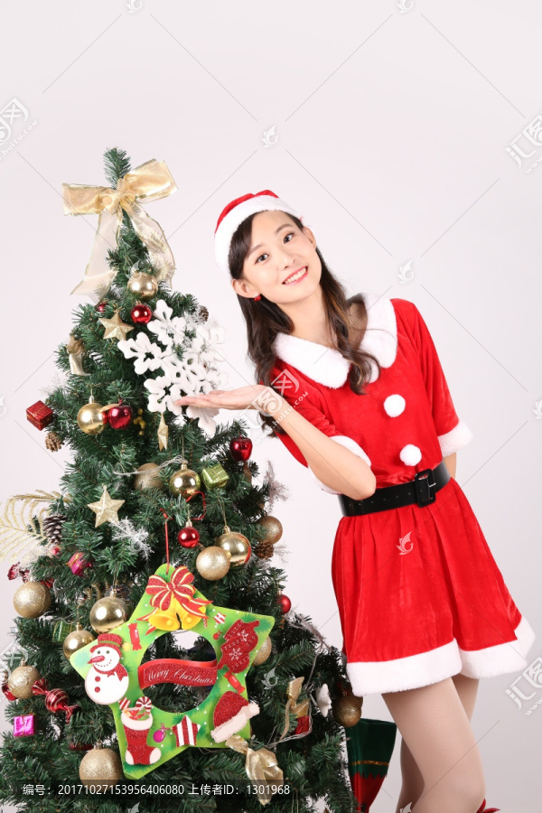 站在圣诞树的女人