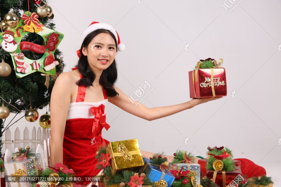 展示圣诞礼盒的女人