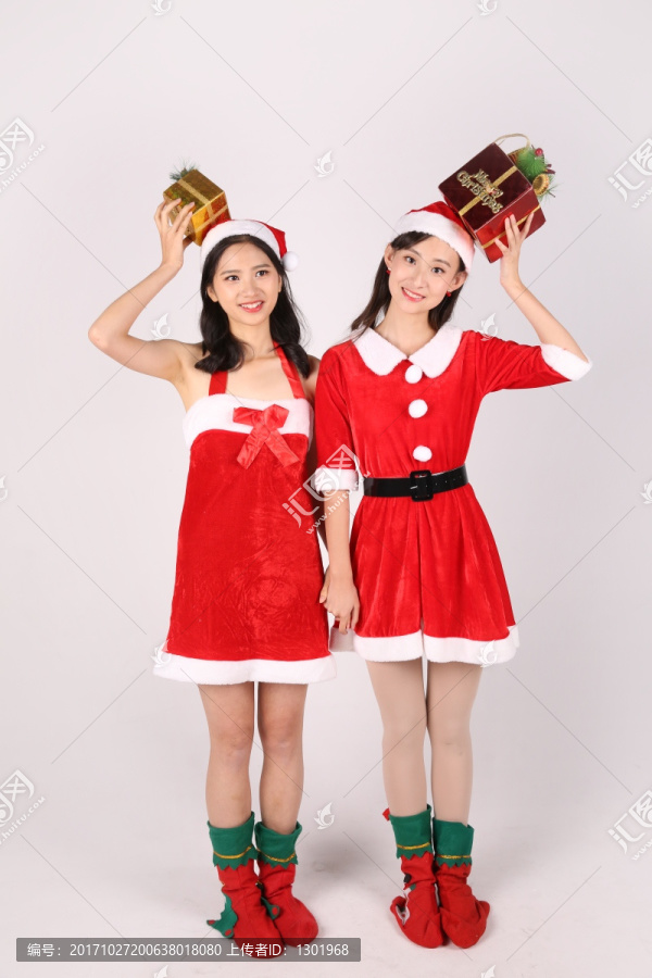 高举着圣诞礼物微笑的两女人