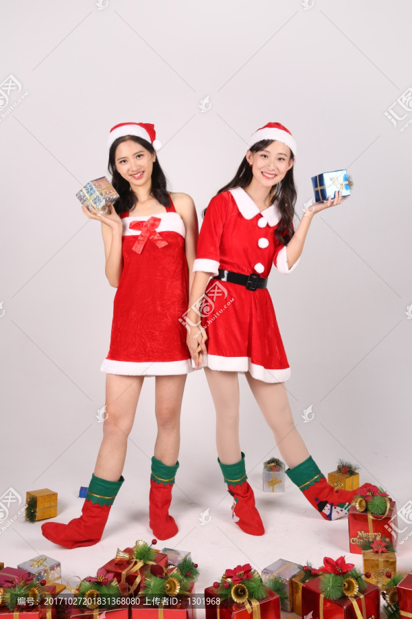 拿着圣诞礼物庆祝的两女人