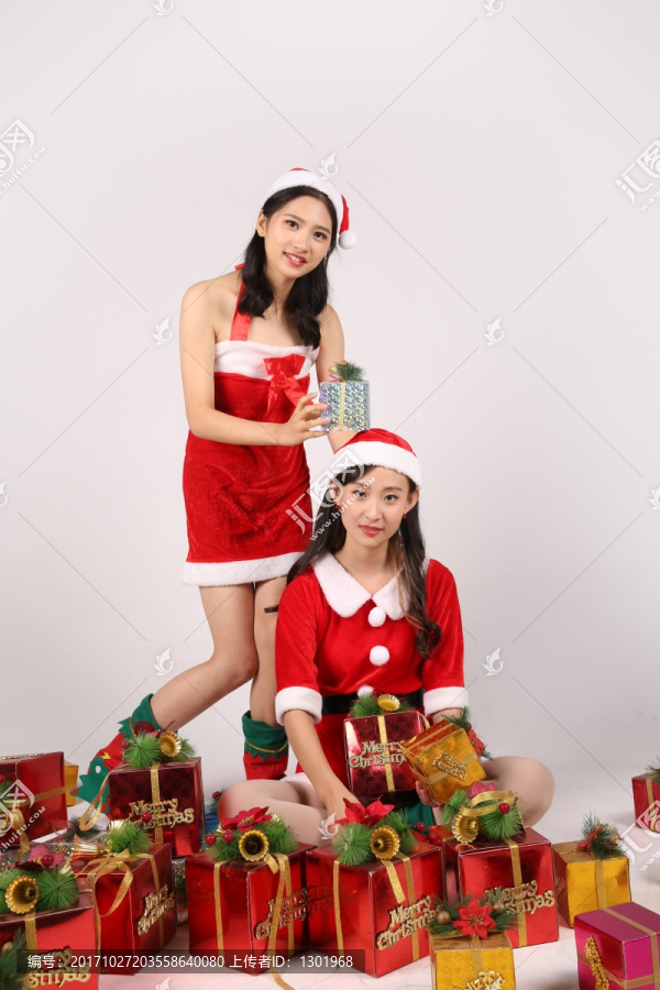 两个年轻女人拿着圣诞礼盒