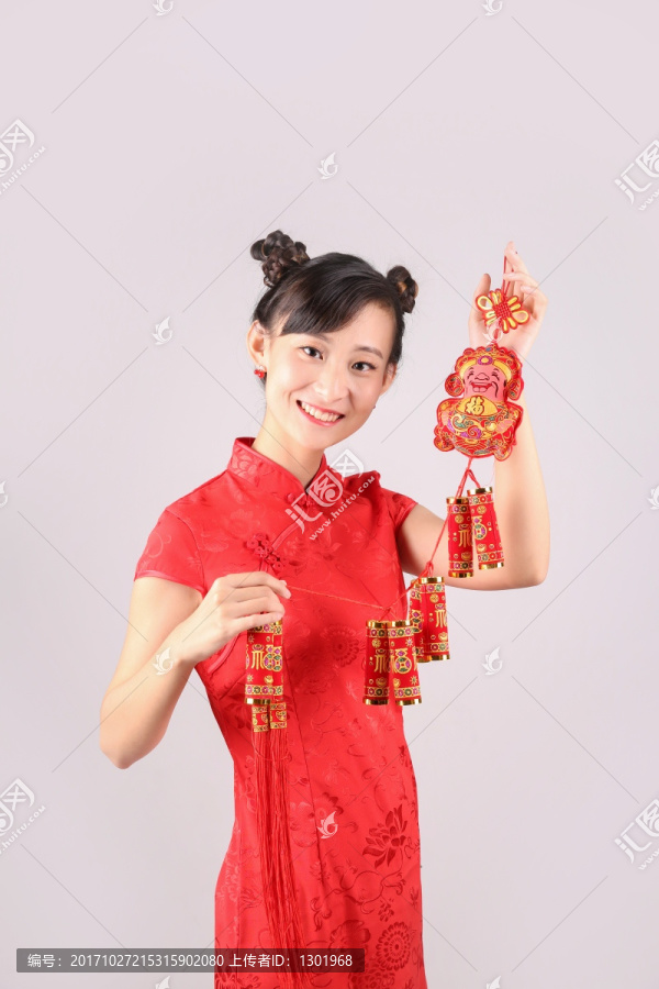 微笑着拿着新年挂饰的女人