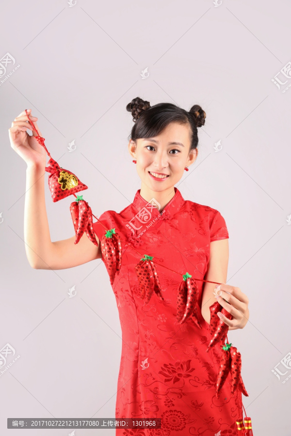漂亮女人拿着红辣椒挂饰