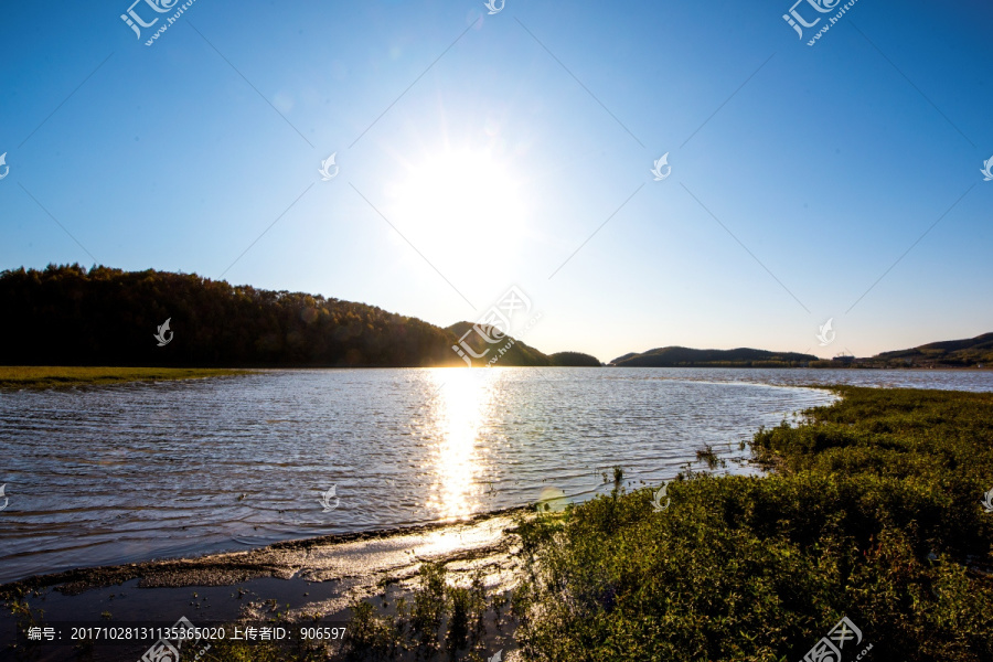 夕阳下的湖水