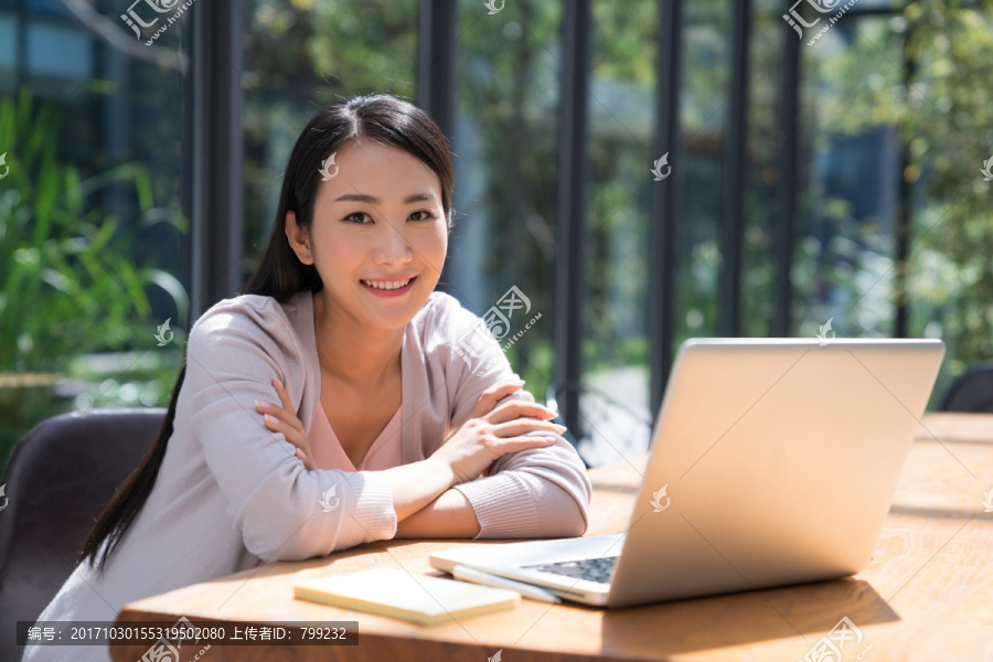 年轻女子使用电脑