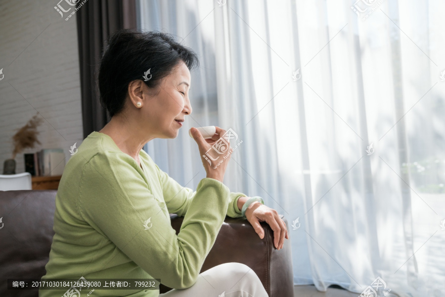 一个老年女人在喝茶