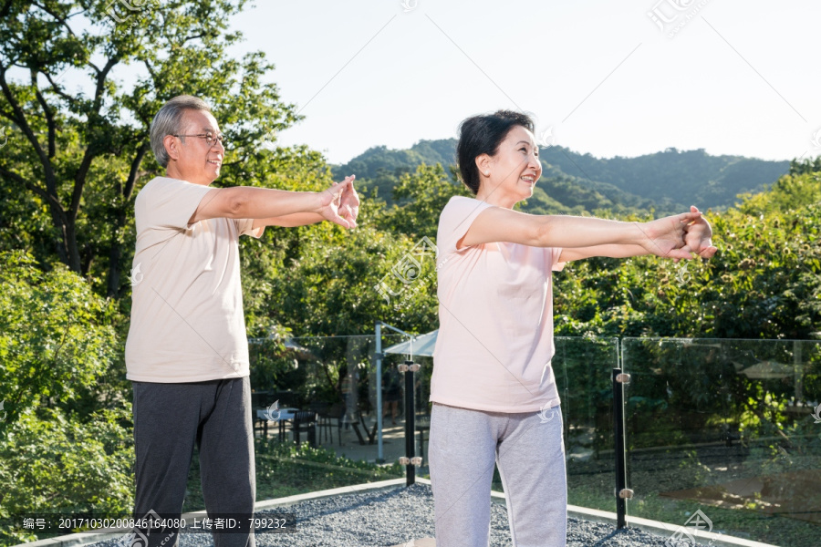 一对老夫妻在锻炼身体