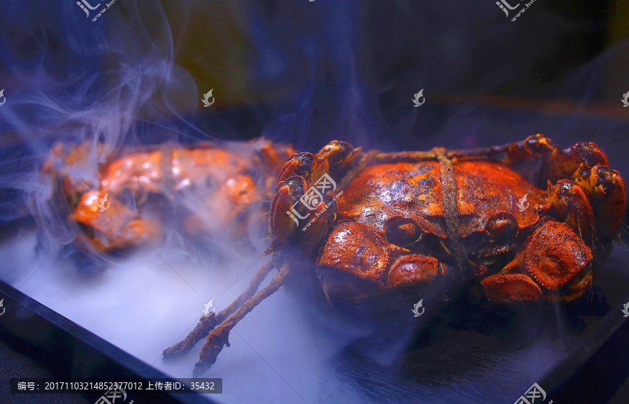 烟雾中的大闸蟹,烤蟹