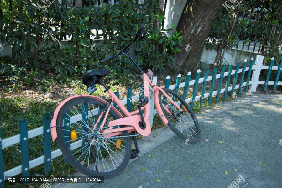 一辆被抛弃的共享单车