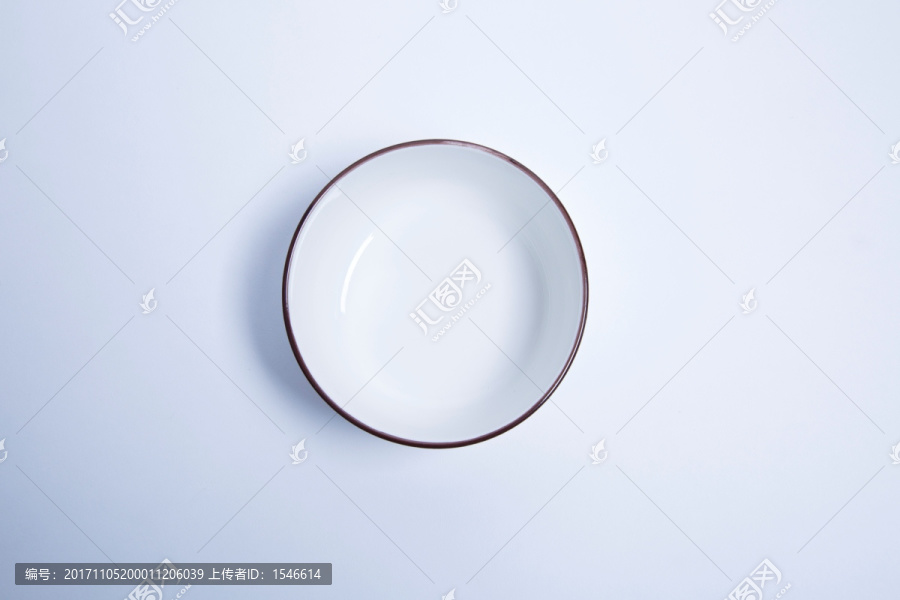 陶瓷碗上方