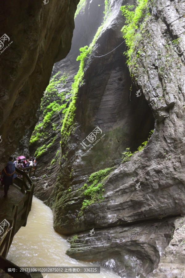 峡谷溪流,绝壁栈道游人