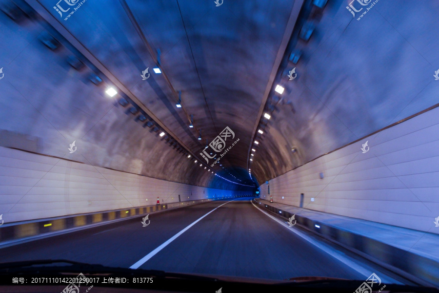隧道内蓝色灯带