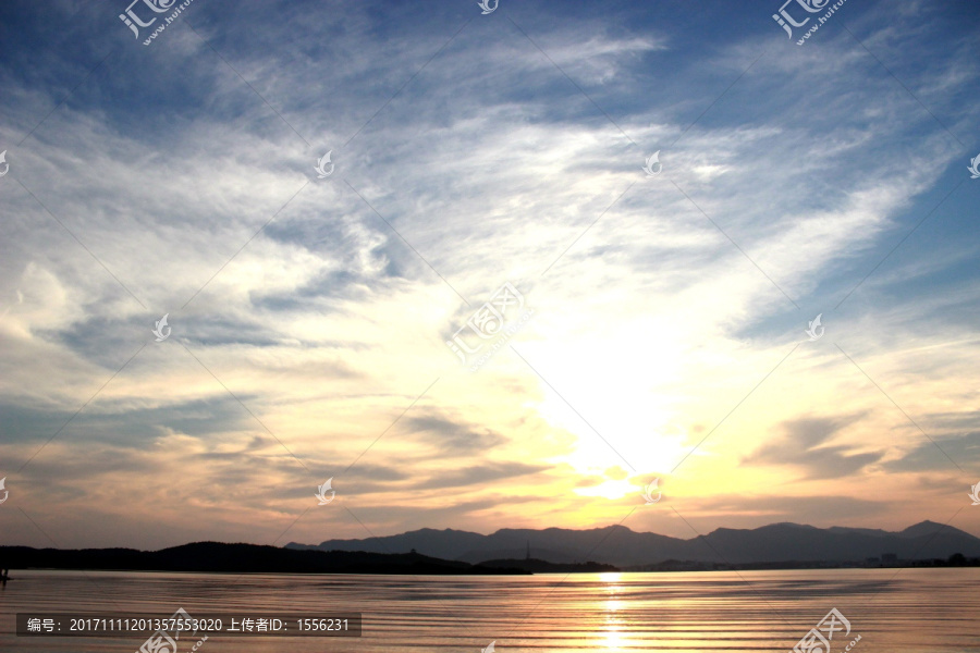 湖面朝霞