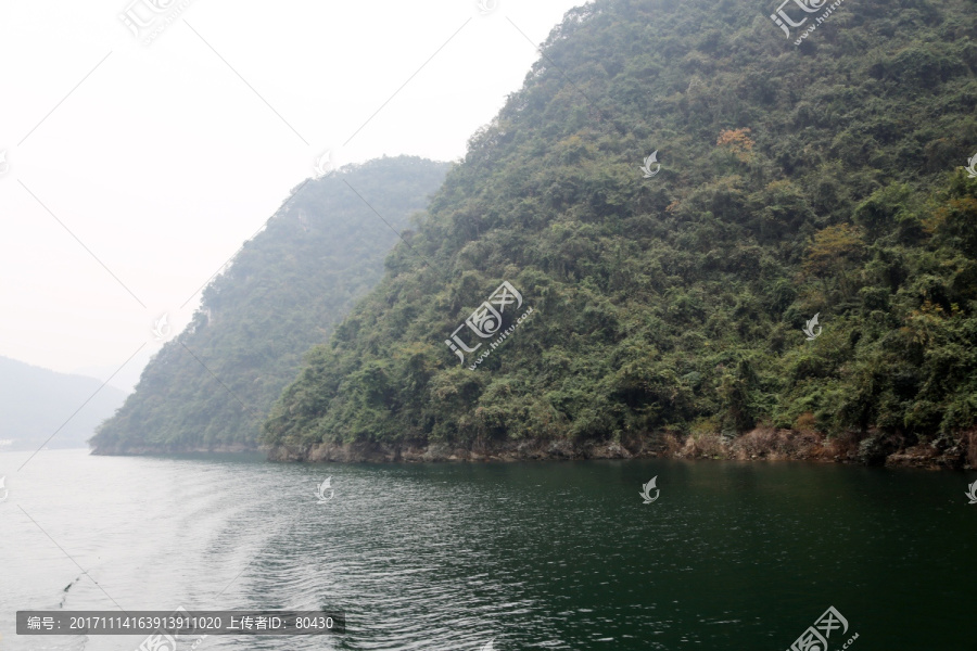 长江峡谷风光,远山