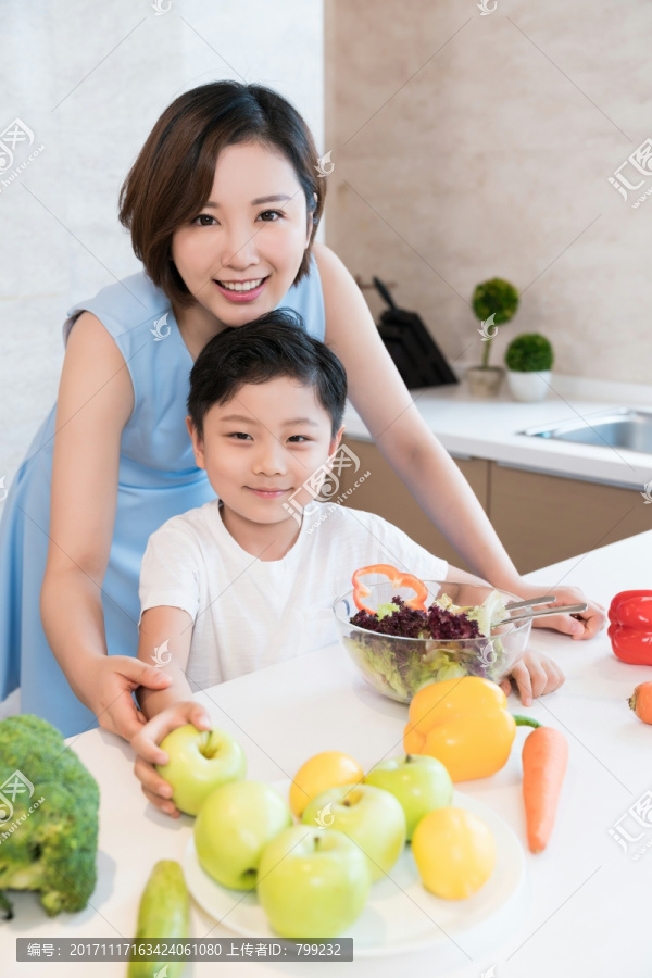 快乐的母子在厨房做饭