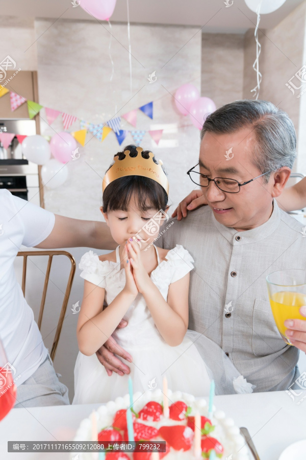 祖父给孙女庆祝生日