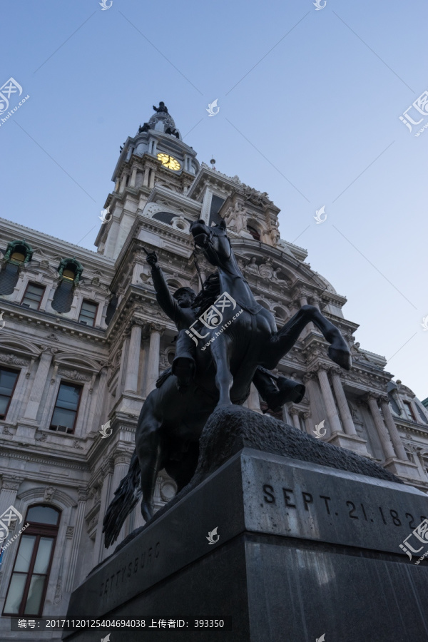 费城市政厅,市政厅前的雕像