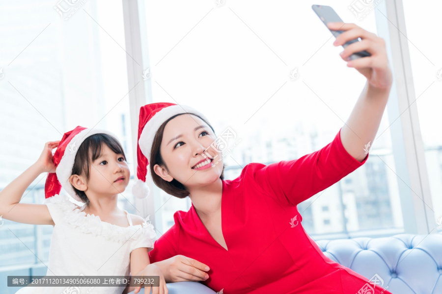 快乐的母女拿着手机自拍