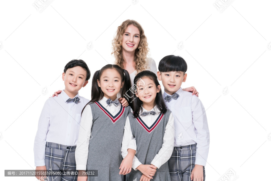 女外教指导小学生学习