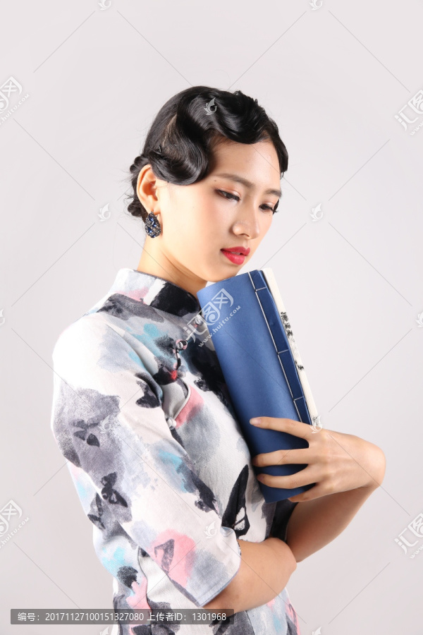 復(fù)古的旗袍美女
