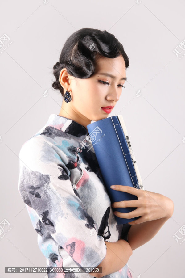 復(fù)古的旗袍美女
