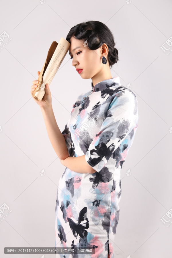 復(fù)古的旗袍美女