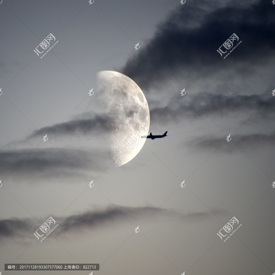 飞机穿越月球