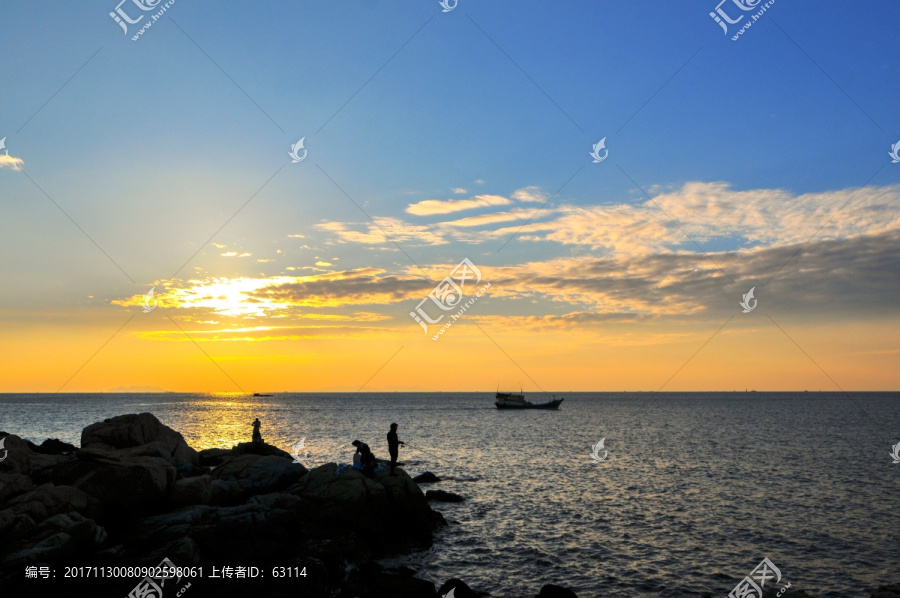 海上日落,烟波浩渺,海边礁石