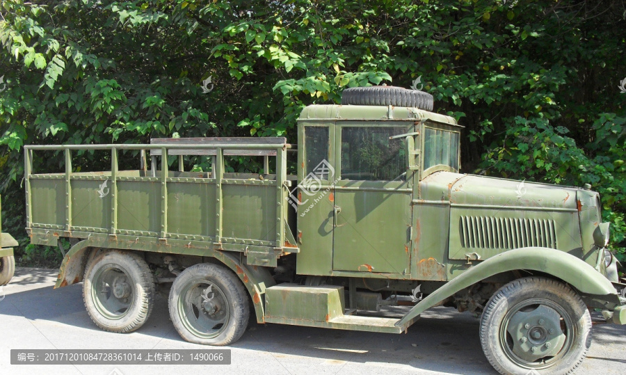 老舊的綠皮軍車圖片