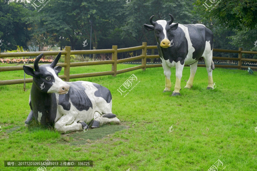 草地,奶牛雕塑