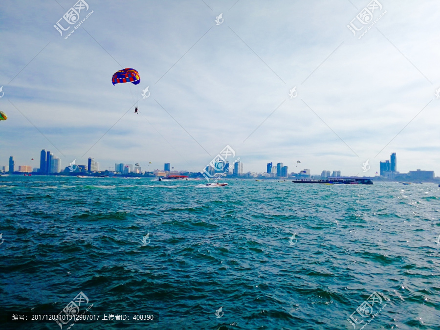 泰国芭提雅可兰岛海滩滑翔伞