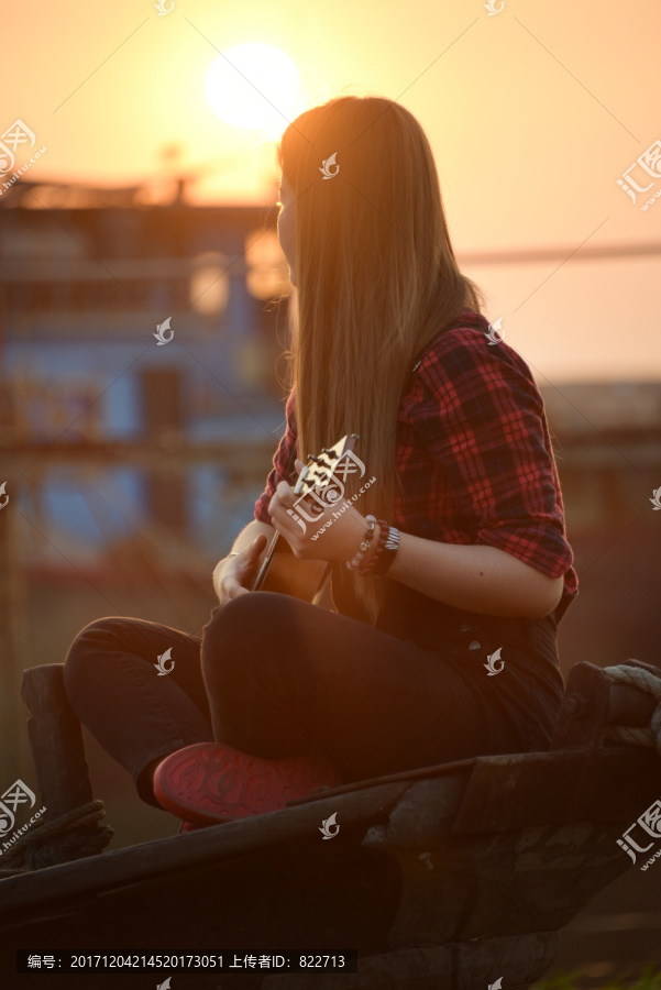 夕陽下彈烏克麗麗