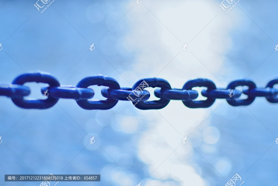 河边铁索铁链护栏风景蓝色背景
