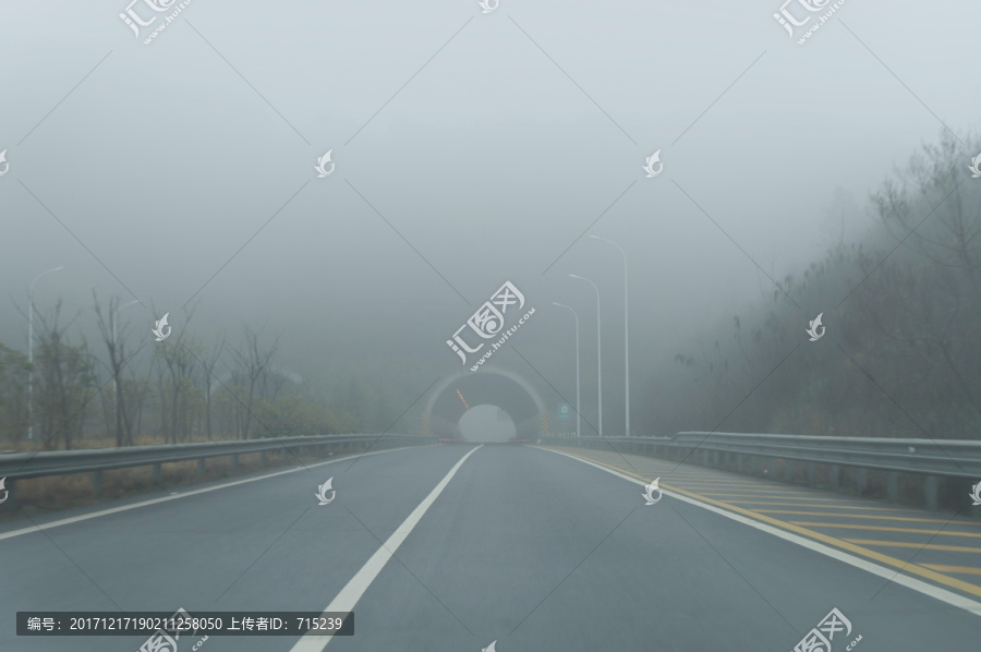 雾天的高速公路隧道