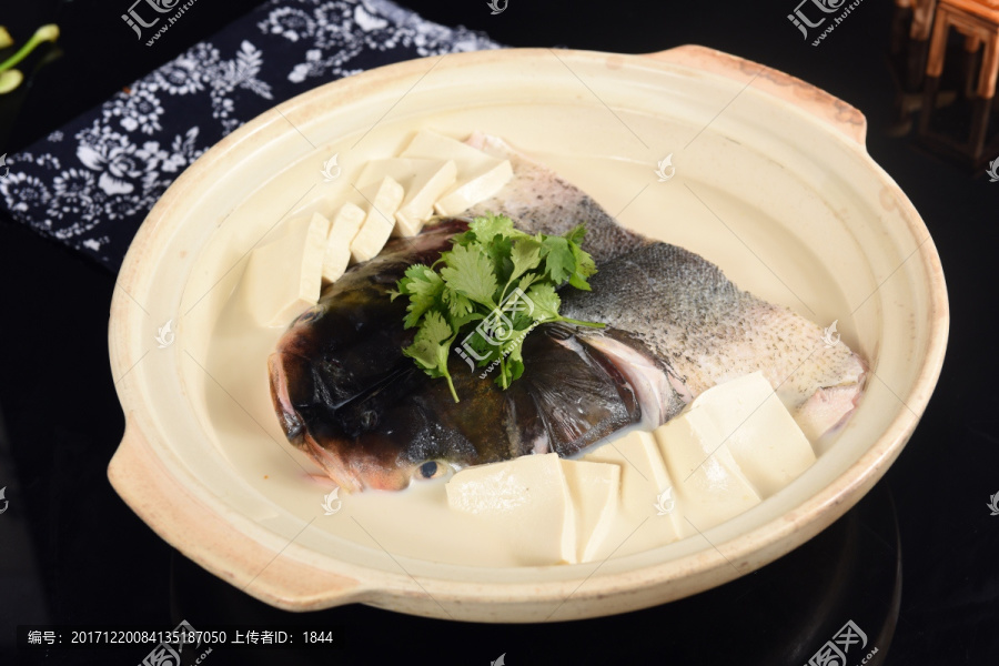 魚頭燉豆腐