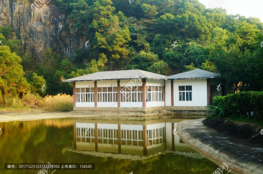 水庫和小屋景觀