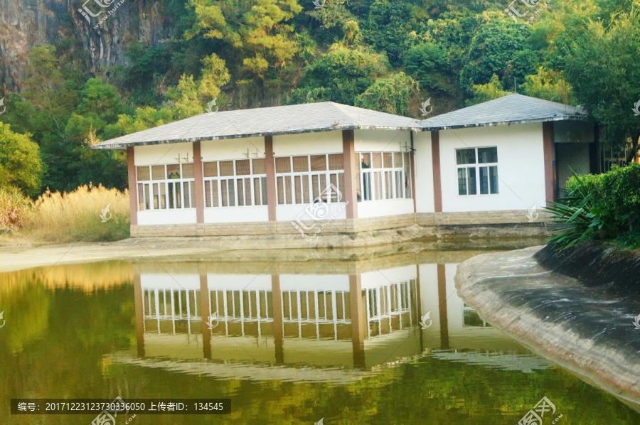 水庫和小屋景觀