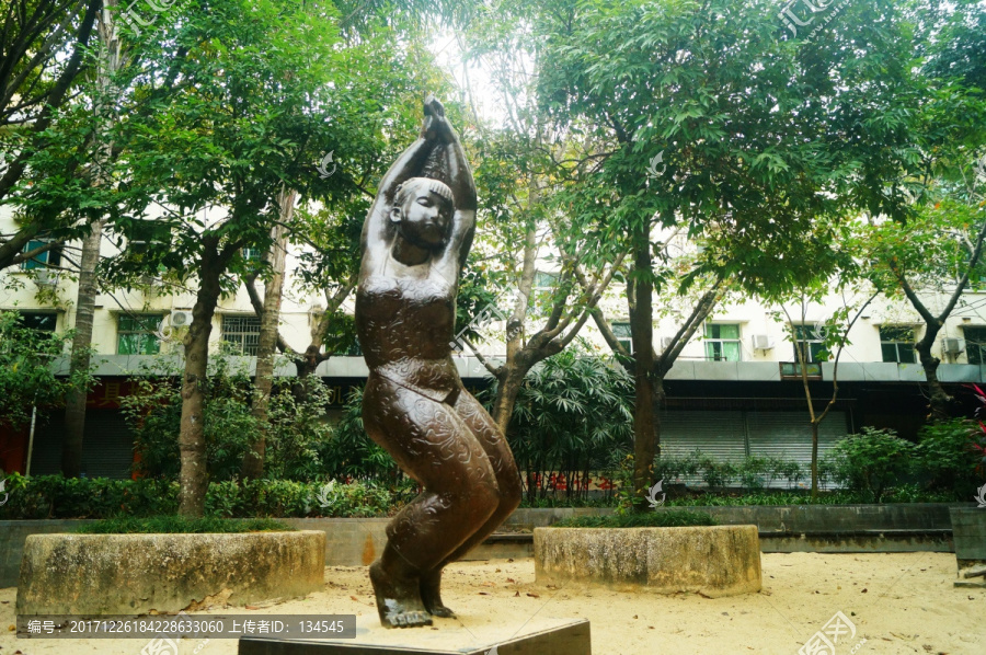 女性雕像