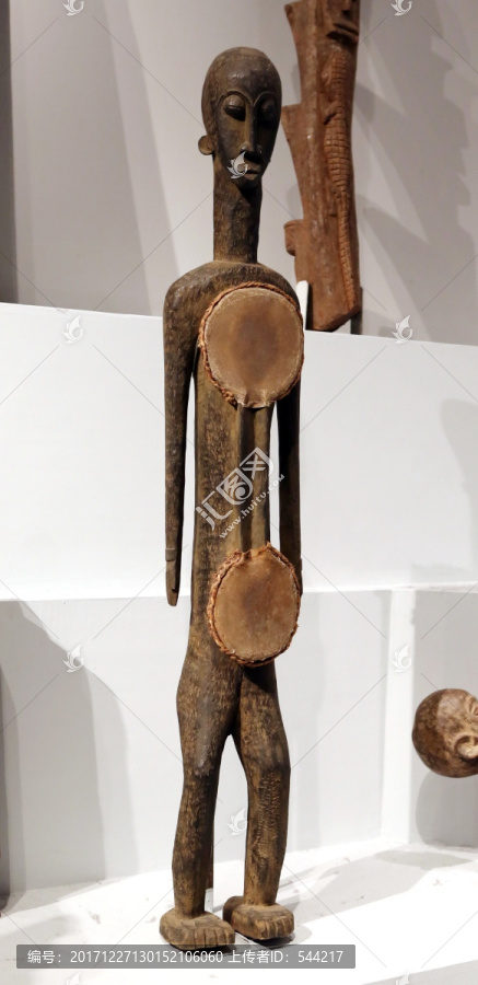 非洲雕刻人体木鼓