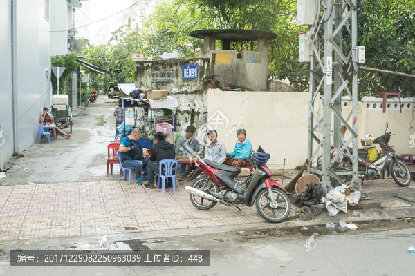 越南街景,街上的人,坐着的人