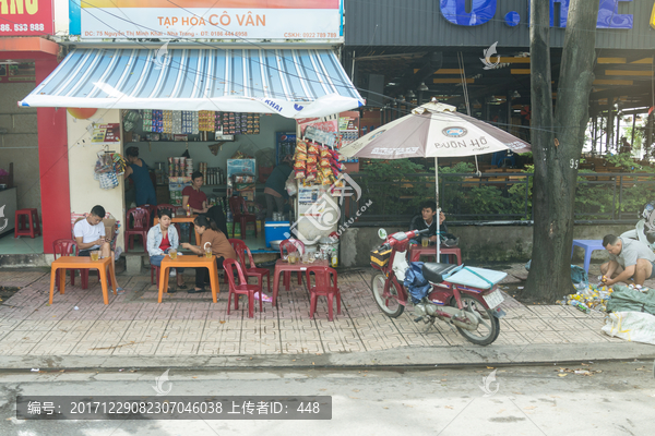 越南街景,街上的人,坐着的人