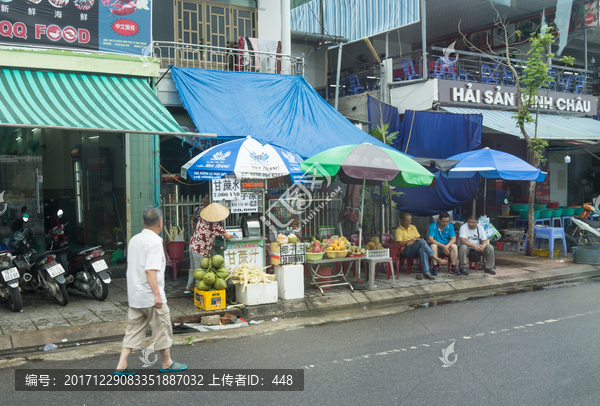 越南街景,街上的行人,坐着的人