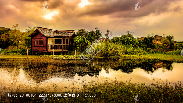 湖畔晚霞小屋